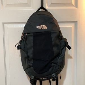 The North Face Recon wmn Backpack metallic embroidered logo metallic zipper